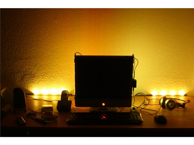 Mein kleiner Schreibtisch mit Led Strips hinterm Monitor ( Farbe kann wechseln ) :) 