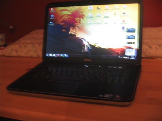 metoxys' DELL XPS L501x - angeschaltet und aufgeklappt; zu sehen ist der Desktop