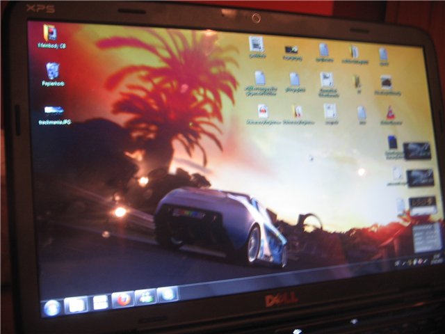 metoxys' DELL XPS L501x - Blick auf den 15.6"-HD-Bildschirm, der den Desktop anzeigt