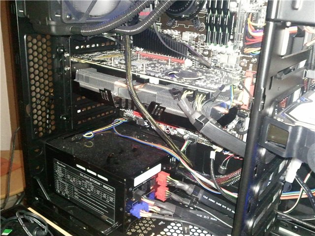 Netzteil und GTX 470 AMP diesmal schöner zu sehen. Das Kabelmanagment ebenfalls.