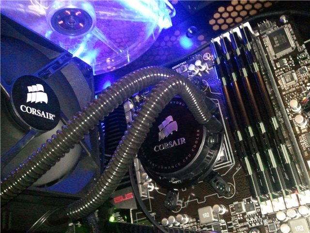HyperX Limited Edition und die H70 auf dem Formula IV zu sehen.