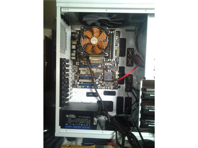 Hier sieht man das das Mainboard kabel nicht reicht :-(